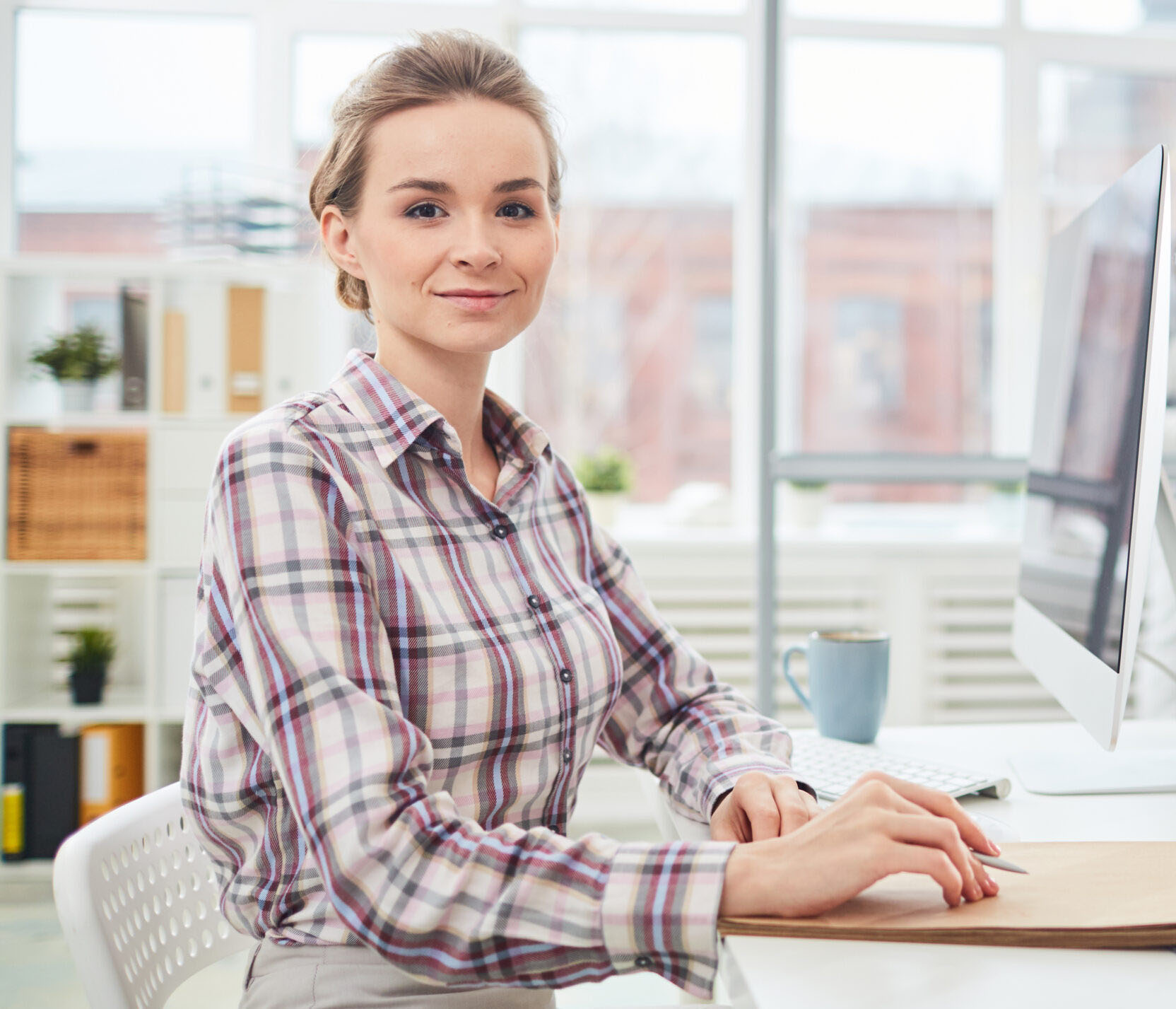 Young businesswoman financial solutions brza naplata faktura